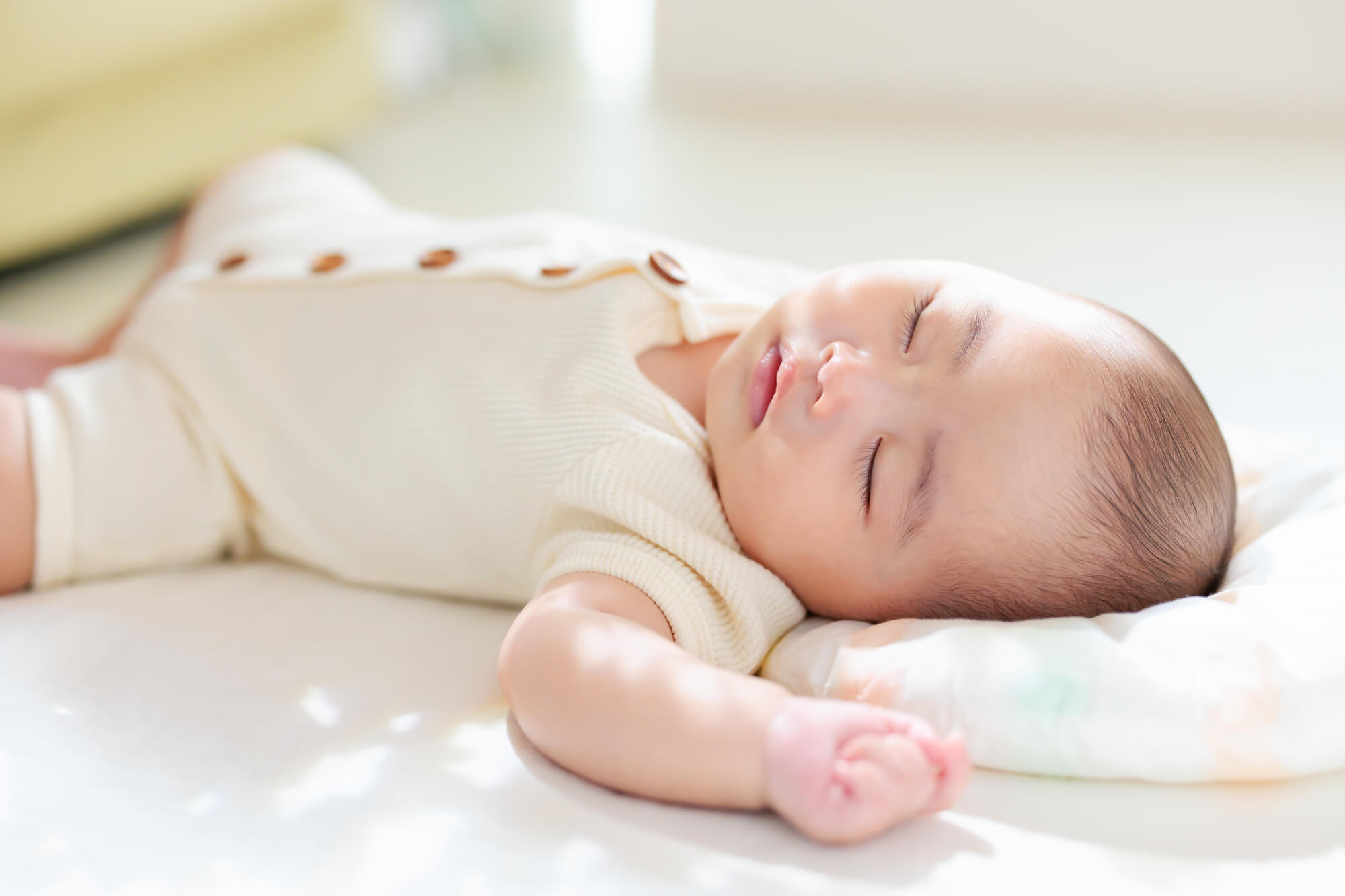 新生児の睡眠時間の目安は？寝かしつけのポイントもご紹介！
