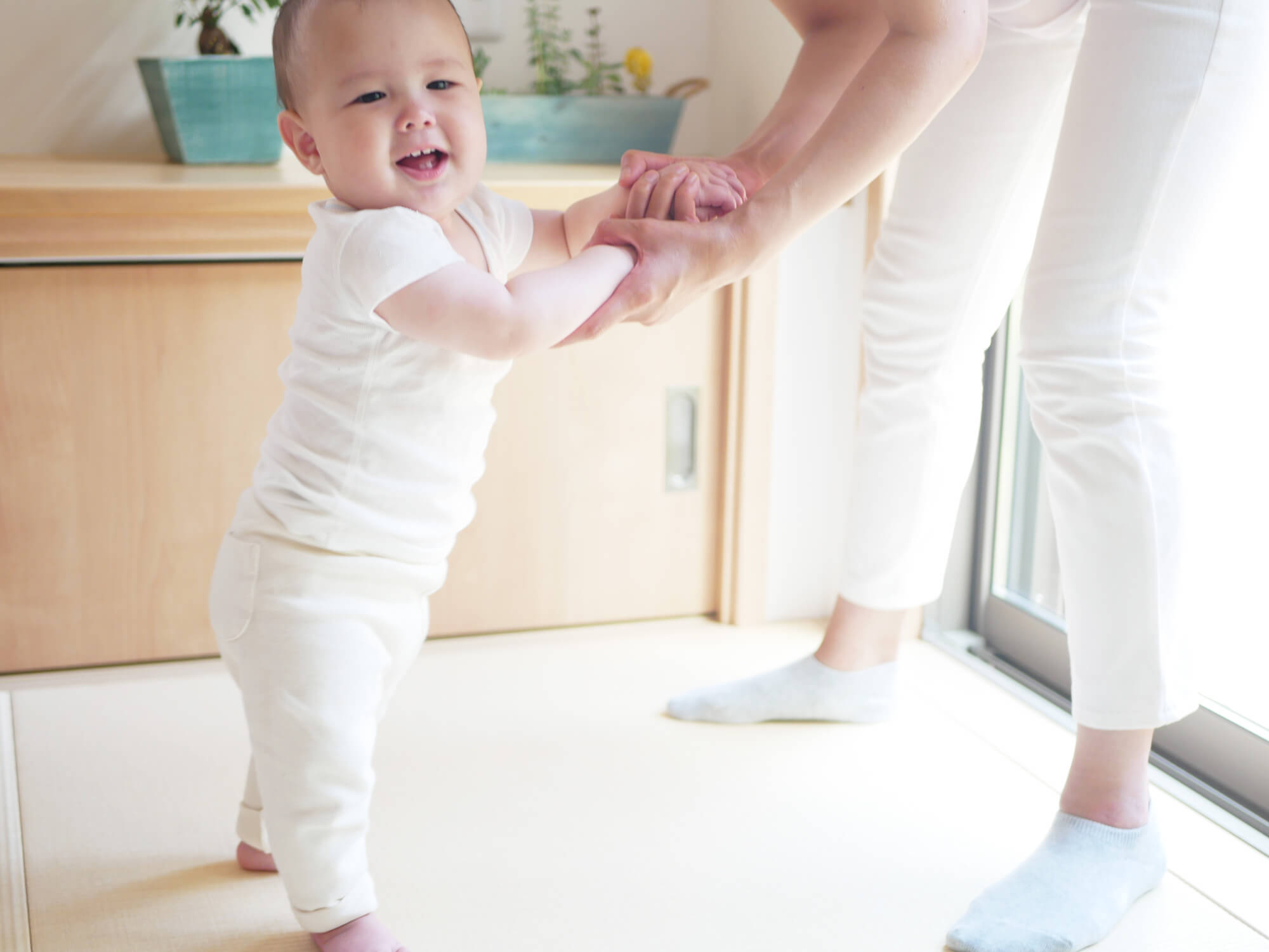 伝い歩きはいつから？赤ちゃんの成長をサポートするおもちゃと安全対策